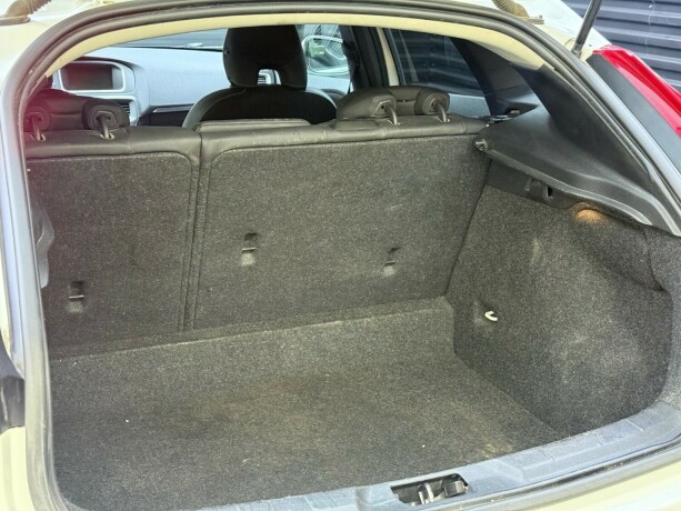 volvo-v40-diesel-2013-big-29