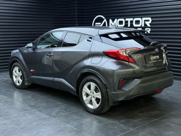 toyota-c-hr-elektrisitetbensin-2017-big-1