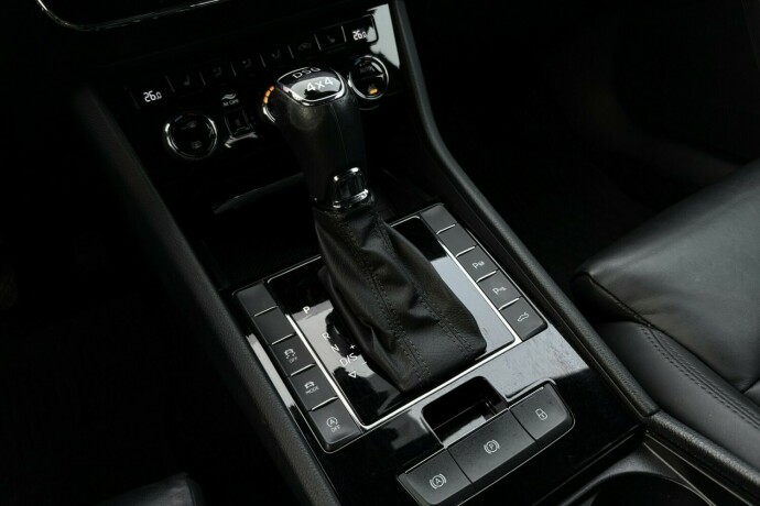 skoda-superb-diesel-2019-big-30