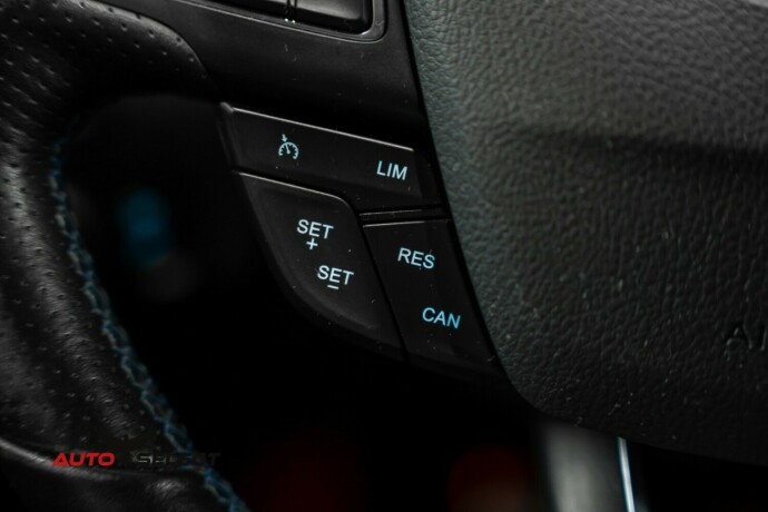 ford-focus-bensin-2016-big-30