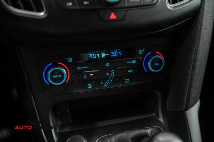 ford-focus-bensin-2016-big-37