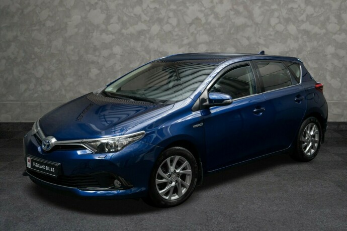 toyota-auris-elektrisitetbensin-2016-big-1