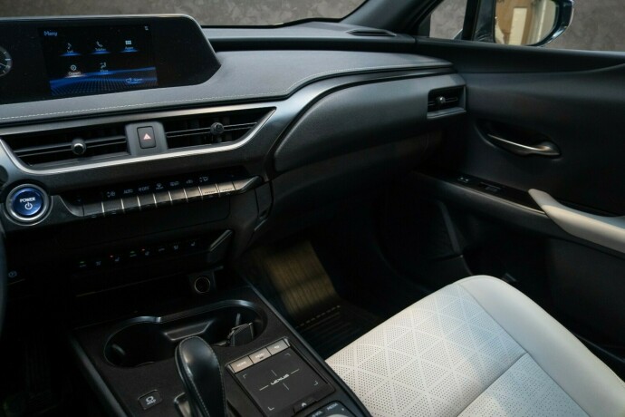 lexus-ux-elektrisitet-2021-big-15
