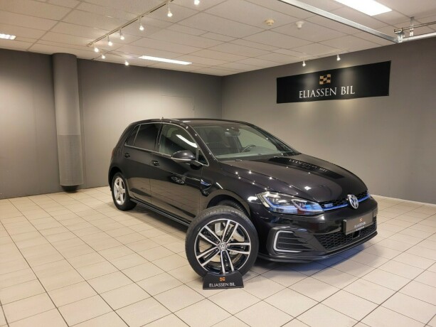 volkswagen-golf-elektrisitetbensin-2018-big-0