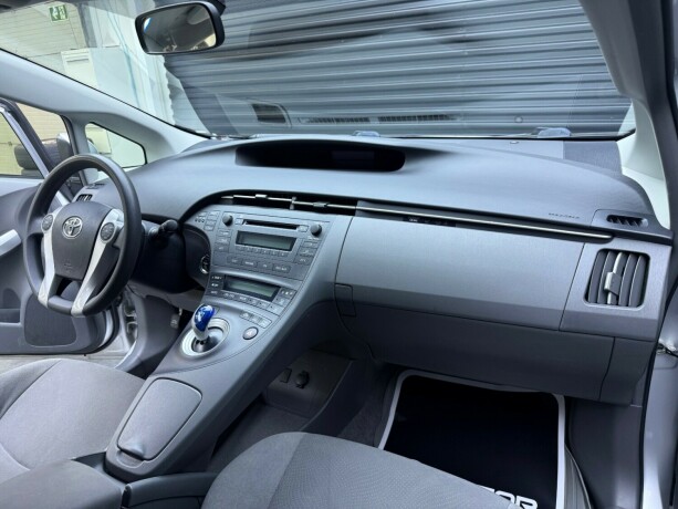 toyota-prius-elektrisitetbensin-2012-big-10