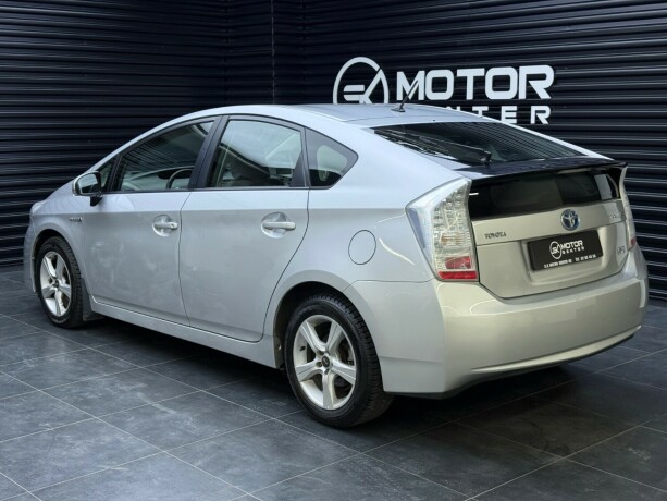 toyota-prius-elektrisitetbensin-2012-big-1