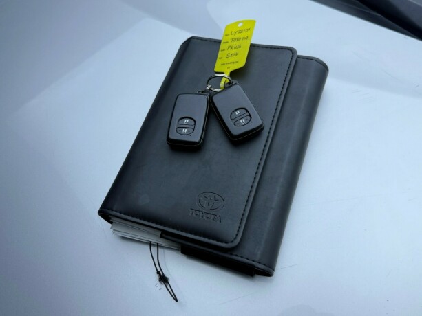 toyota-prius-elektrisitetbensin-2012-big-24