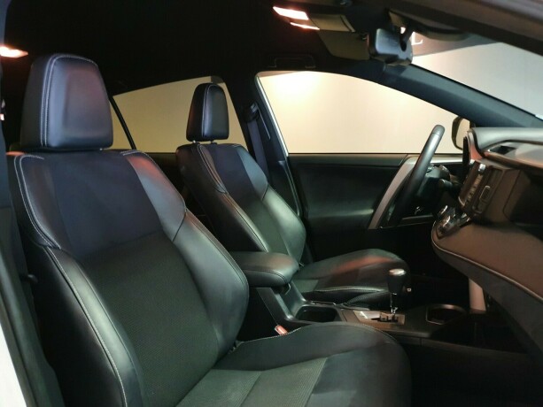 toyota-rav4-elektrisitetbensin-2016-big-10