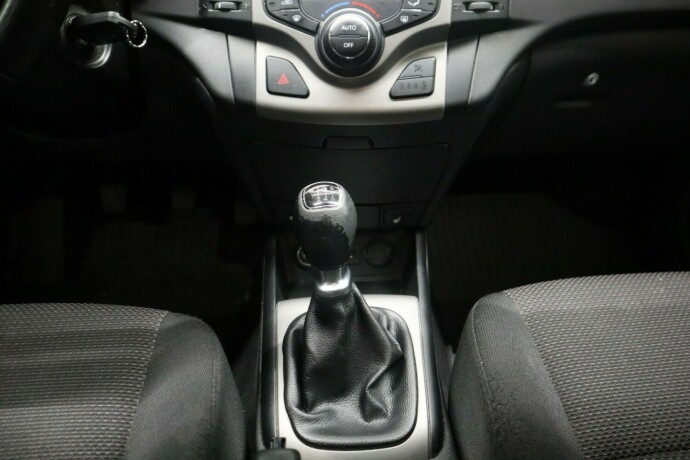 hyundai-i30-diesel-2012-big-11