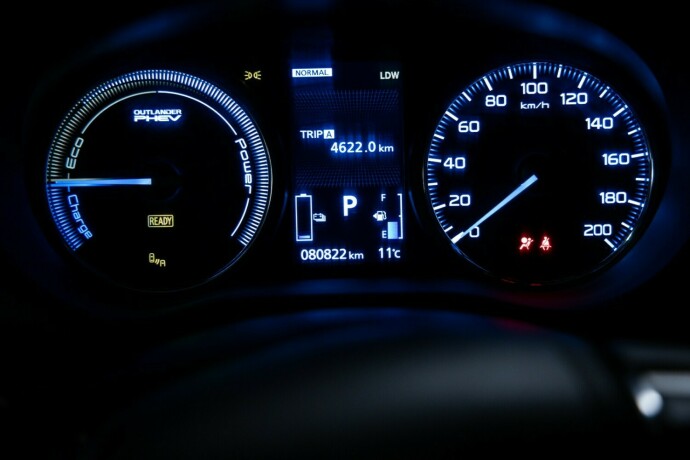 mitsubishi-outlander-elektrisitetbensin-2017-big-11