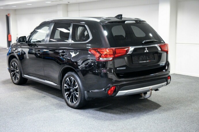 mitsubishi-outlander-elektrisitetbensin-2017-big-1