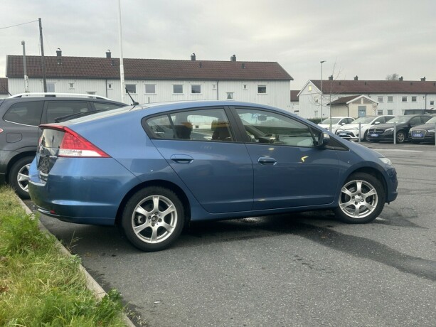 honda-insight-bensin-2010-big-3