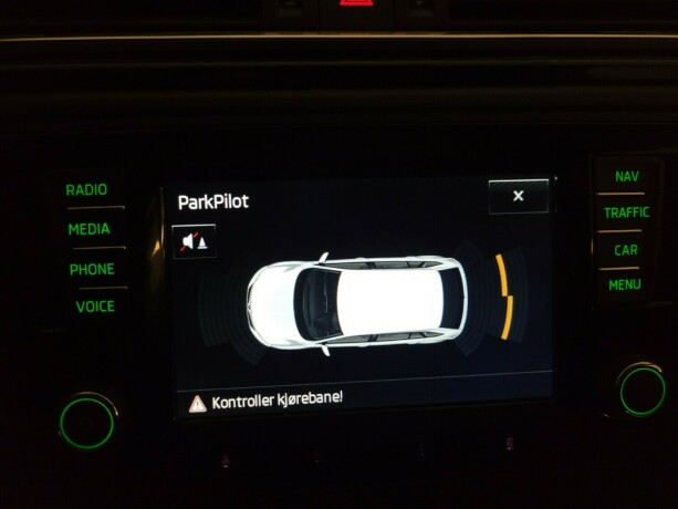 skoda-rapid-bensin-2016-big-24