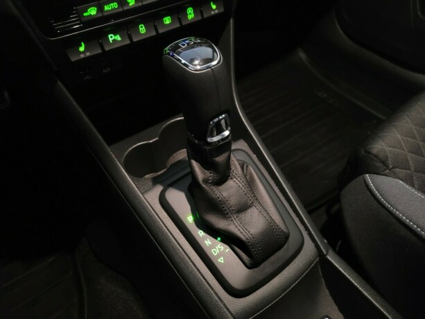 skoda-rapid-bensin-2016-big-21