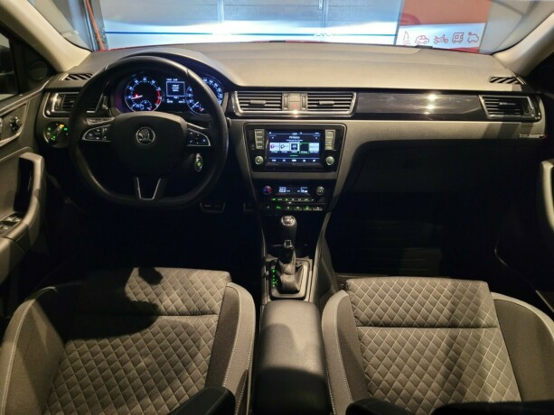 skoda-rapid-bensin-2016-big-30