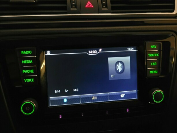 skoda-rapid-bensin-2016-big-25