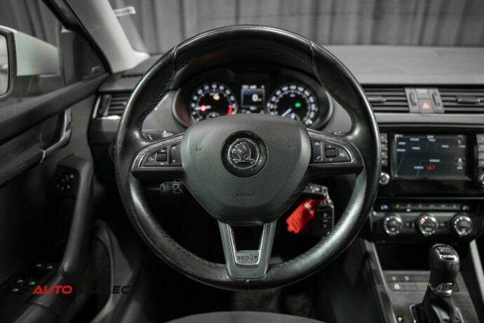 skoda-octavia-scout-diesel-2016-big-25