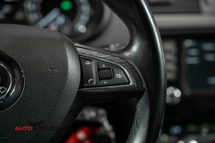 skoda-octavia-scout-diesel-2016-big-30