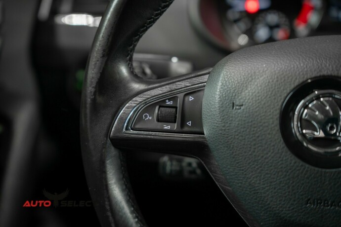 skoda-octavia-scout-diesel-2016-big-28