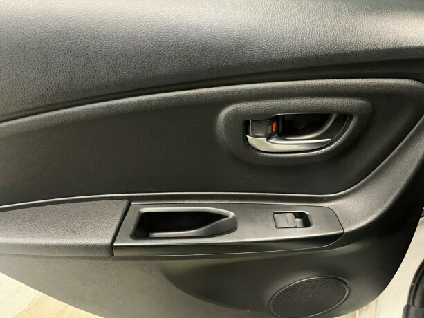 toyota-yaris-elektrisitetbensin-2019-big-24