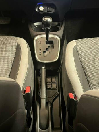 toyota-yaris-elektrisitetbensin-2019-big-18