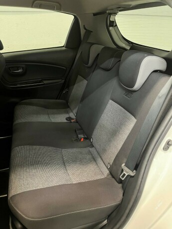 toyota-yaris-elektrisitetbensin-2019-big-25