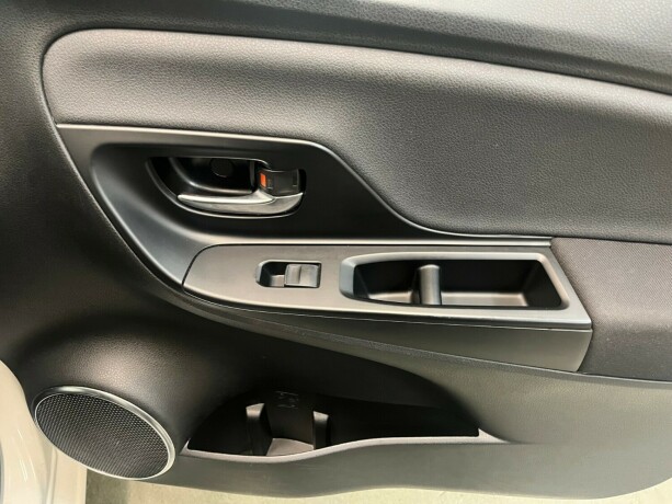 toyota-yaris-elektrisitetbensin-2019-big-21