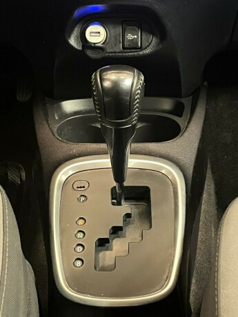 toyota-yaris-elektrisitetbensin-2019-big-19