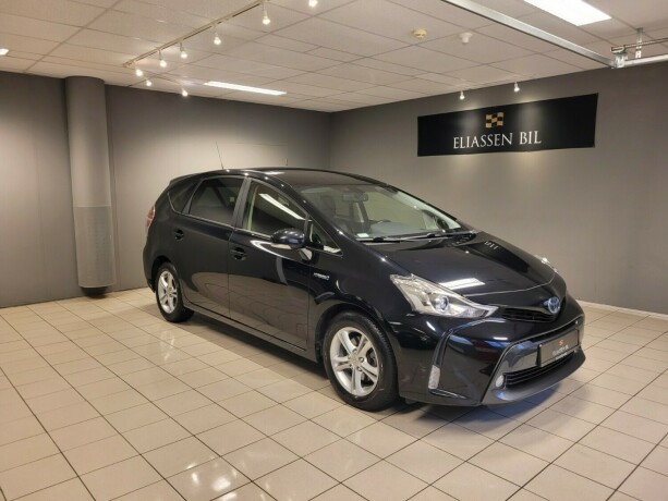 toyota-prius-seven-elektrisitetbensin-2016-big-0