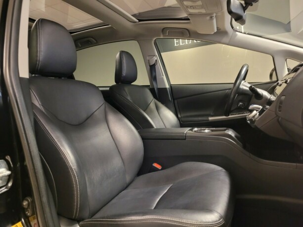 toyota-prius-seven-elektrisitetbensin-2016-big-10