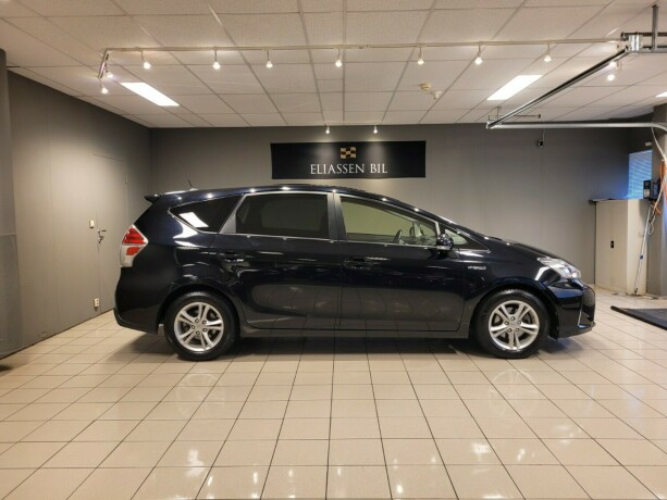 toyota-prius-seven-elektrisitetbensin-2016-big-2