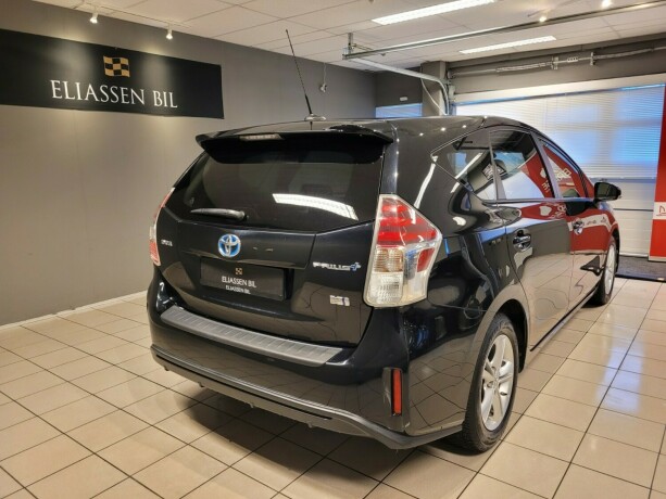 toyota-prius-seven-elektrisitetbensin-2016-big-4