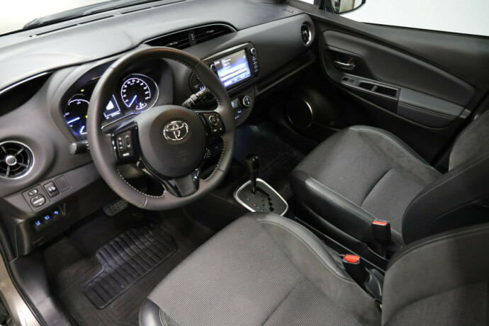 toyota-yaris-elektrisitetbensin-2017-big-6