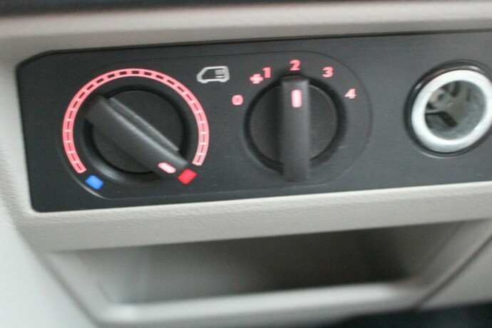 volkswagen-transporter-diesel-2018-big-16