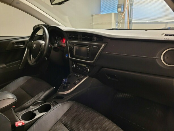 toyota-auris-bensin-2014-big-11