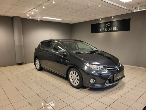 toyota-auris-bensin-2014-big-1