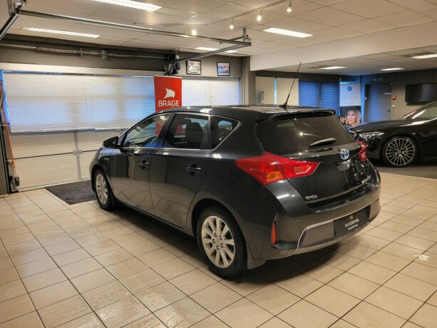 toyota-auris-bensin-2014-big-6