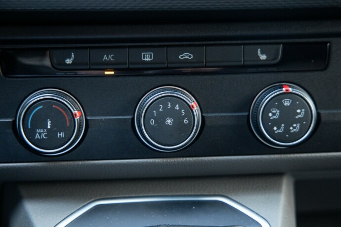 volkswagen-transporter-diesel-2021-big-16