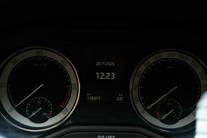 skoda-superb-diesel-2017-big-11