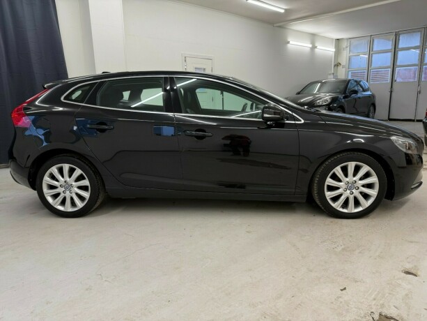 volvo-v40-diesel-2012-big-2