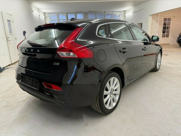 volvo-v40-diesel-2012-big-3