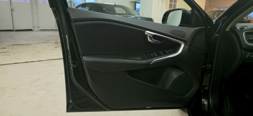 volvo-v40-diesel-2012-big-13