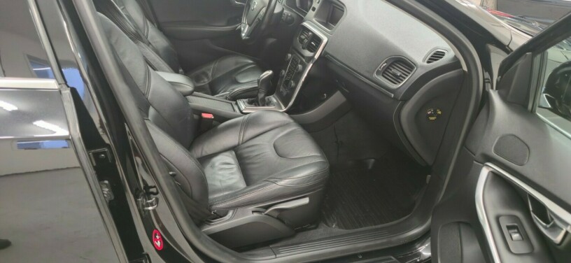 volvo-v40-diesel-2012-big-18