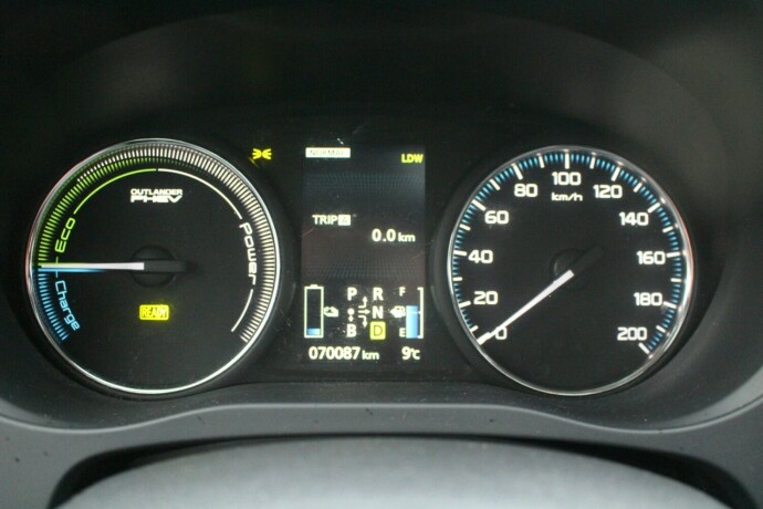 mitsubishi-outlander-elektrisitetbensin-2015-big-12