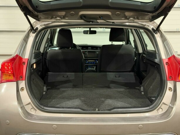 toyota-auris-elektrisitetbensin-2013-big-12