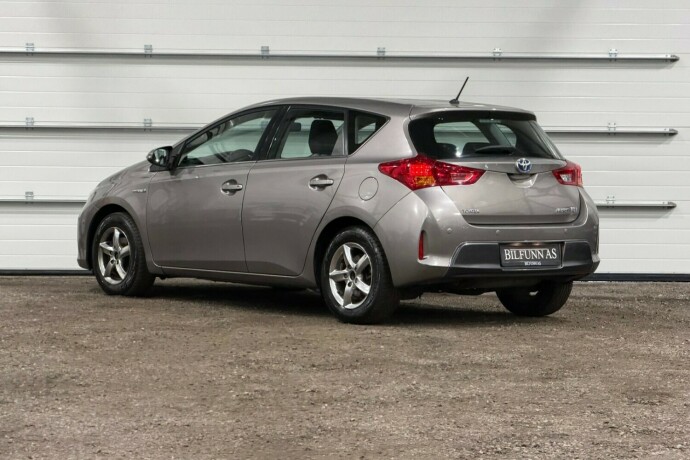 toyota-auris-elektrisitetbensin-2013-big-3