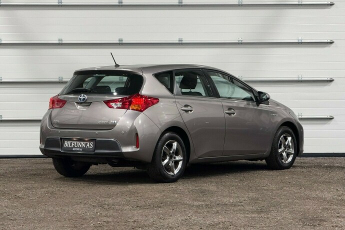toyota-auris-elektrisitetbensin-2013-big-2