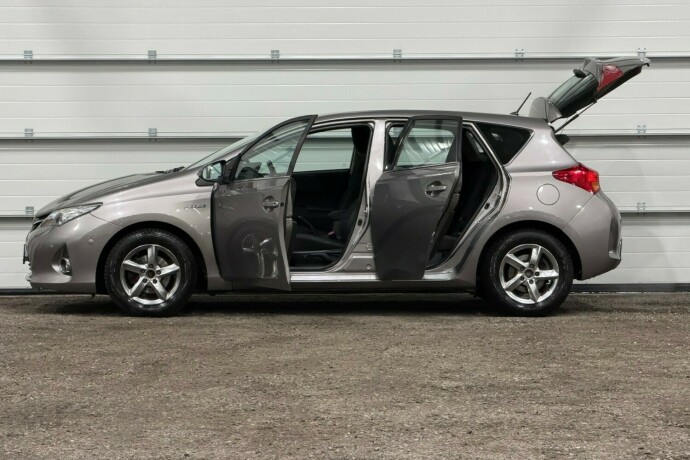 toyota-auris-elektrisitetbensin-2013-big-5