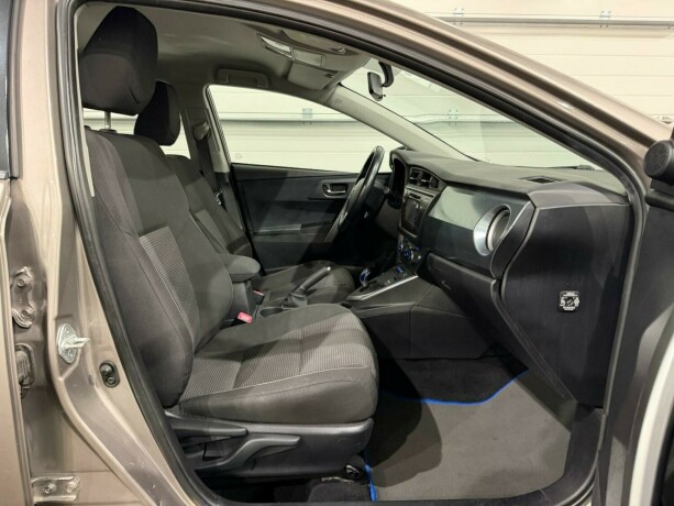 toyota-auris-elektrisitetbensin-2013-big-8