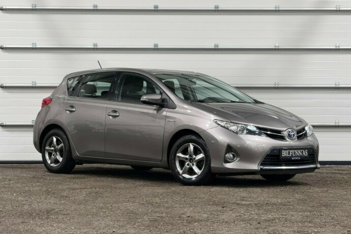 toyota-auris-elektrisitetbensin-2013-big-0